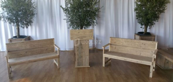 Steigerhouten bruiloft meubilair met bankjes en plantenbakken