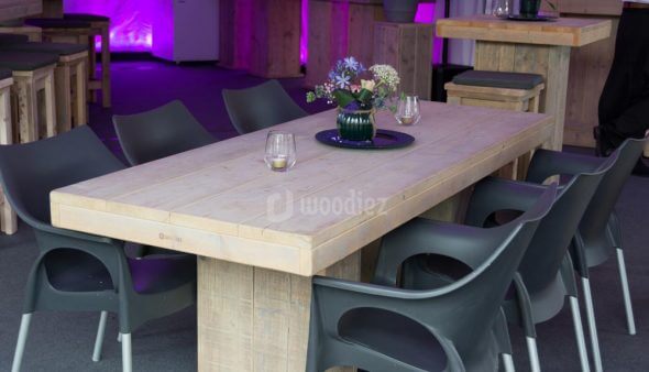 Steigerhouten diner tafel huren met design stoelen bruiloft meubilair