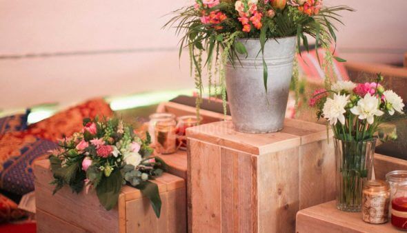 Steigerhouten zuilen huren om bloemen op te presenteren tijdens een bruiloft