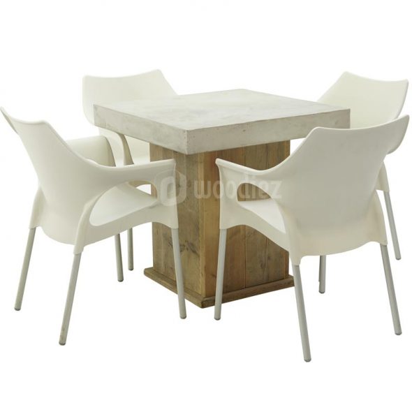 Steigerhout tafel beton met witte stoelen armleuning