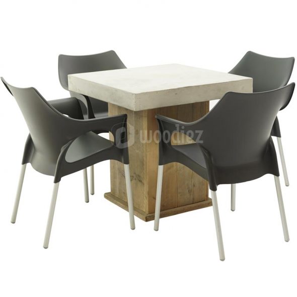 Steigerhout tafel beton met zwarte stoelen