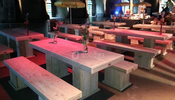 Lange steigerhouten banken en tafels huren voor een personeelsfeest of evenement