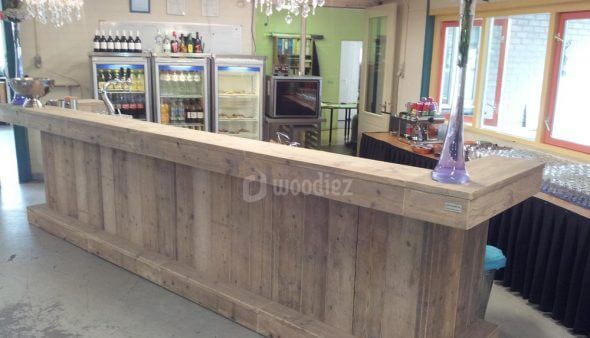 Robuuste steigerhouten bar huren voor een personeelsfeest inclusief barmateriaal