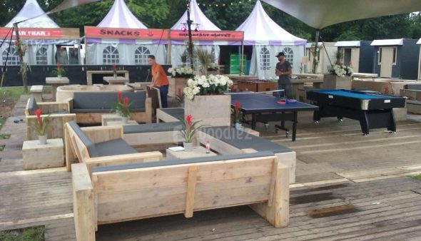 Steigerhouten loungemeubels huren VIP deck festival