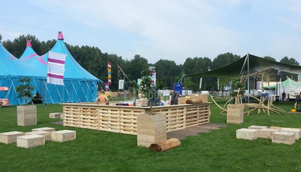 Unieke steigerhouten bar van pallets huren voor een festival of evenement