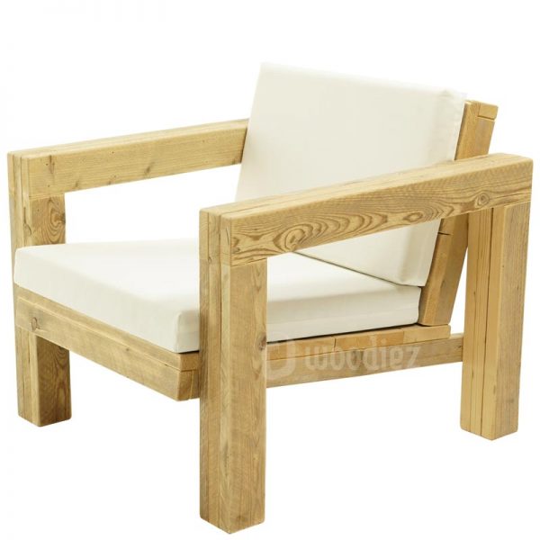 Design loungestoelen huren van steigerhout met kussens van wit stof