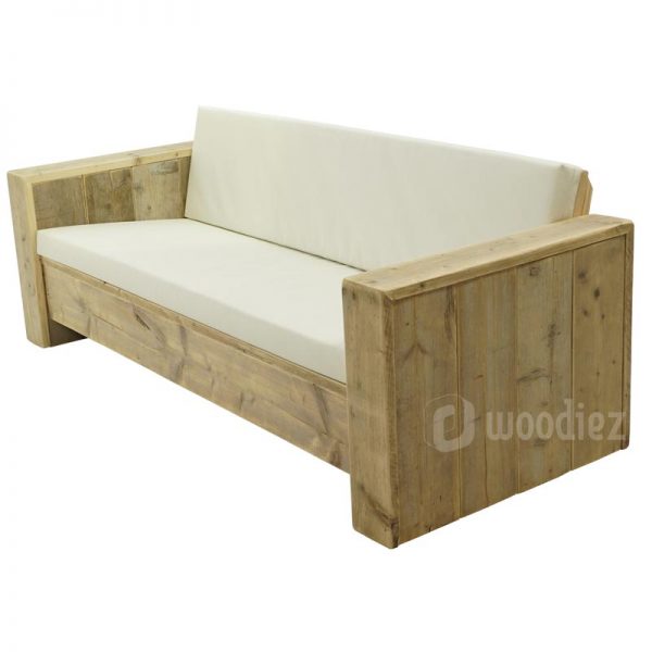 Grote loungebank van steigerhout met kussens van wit stof