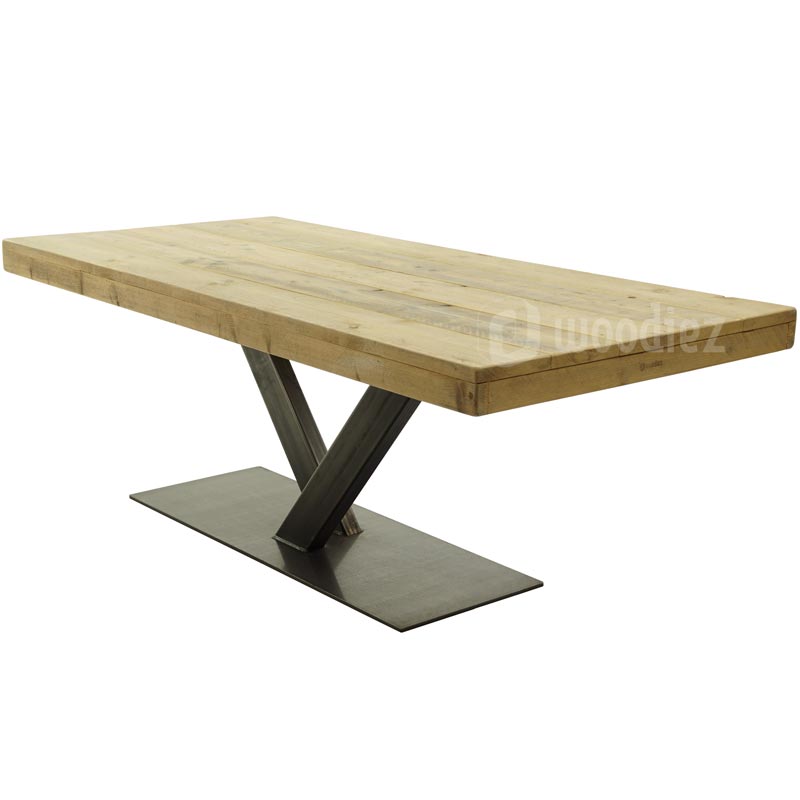 Stoere industriële tafel met Vtafelpoot huren Woodiez