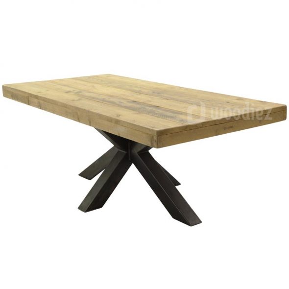 Industriële tafel huren van steigerhout met opvallende stalen middenpoot en robuust tafelblad