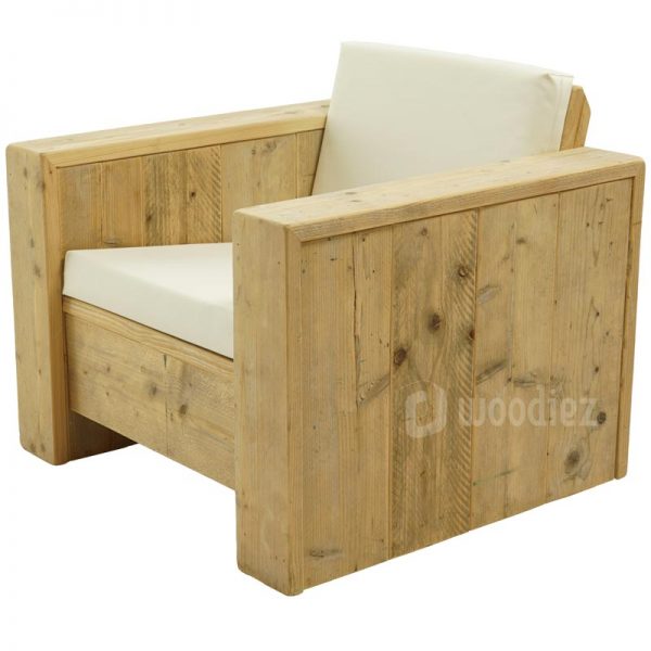 Loungestoel van steigerhout met kussens van wit leer