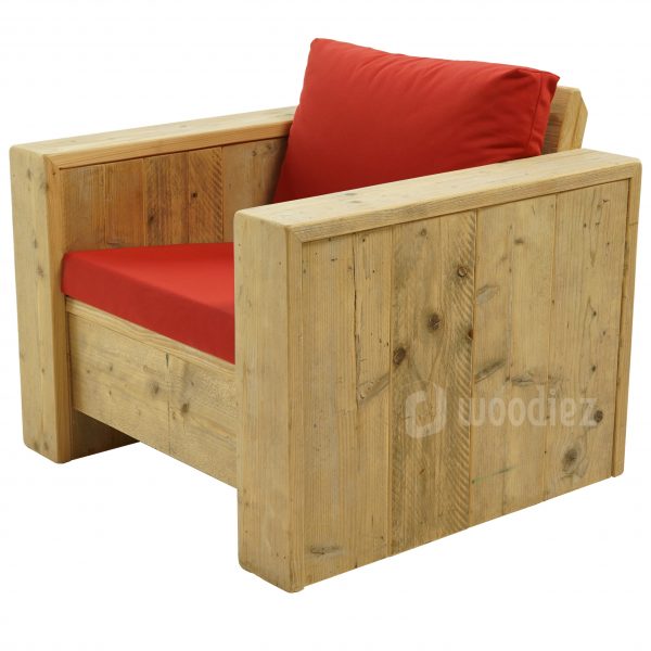 Robuuste loungestoel van steigerhout met rode plofkussens