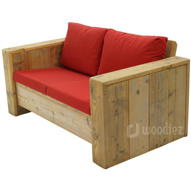Tweepersoons loungebank huren van steigerhout met rode plofkussens