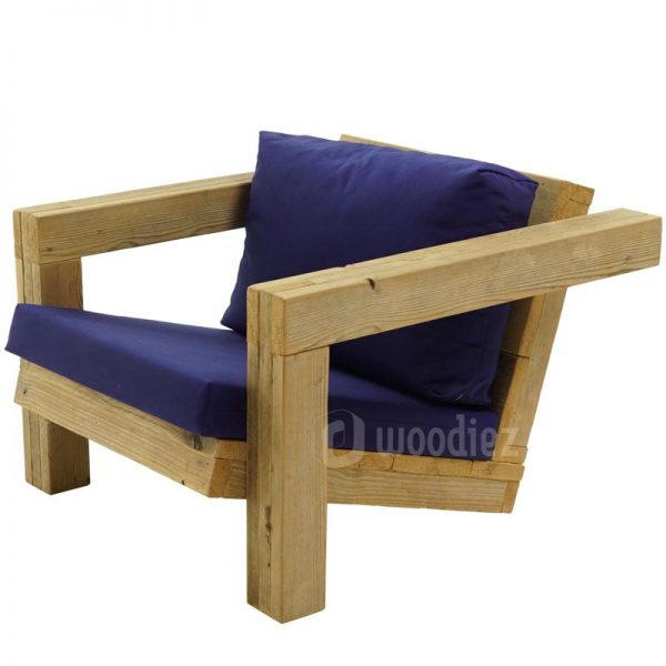 Unieke loungestoel van steigerhout met blauwe plofkussens