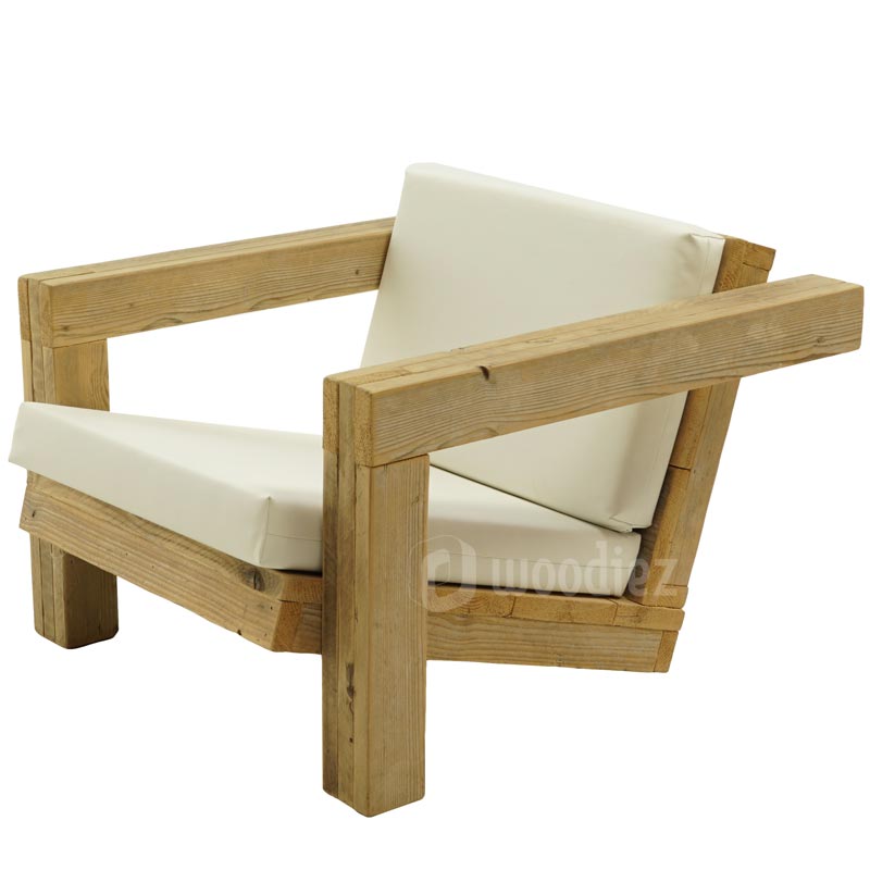Unieke loungemeubelen loungestoel van steigerhout met kussens van wit leer