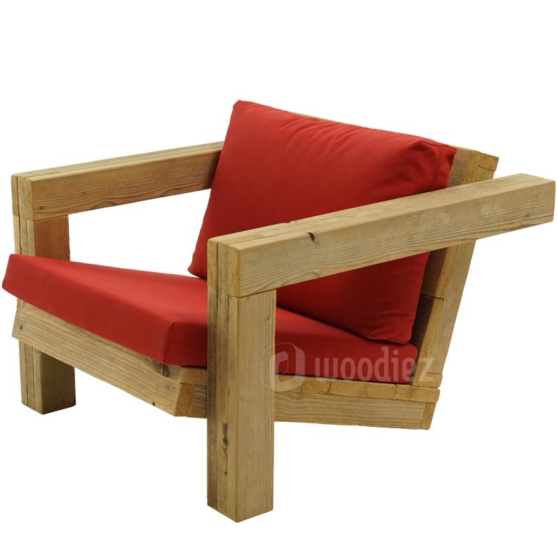 Unieke loungestoel van steigerhout met rode plofkussens