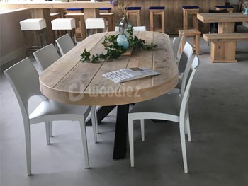 Industriële steigerhouten eettafel op maat ovaal robuust met design stoelen