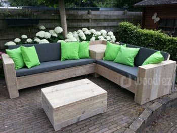 Leuke hoekbank loungebank van steigerhout kopen met hocker en groene kussens