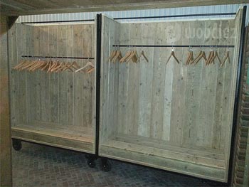 Industriële kapstok of garderobe van steigerhout op maat gemaakt