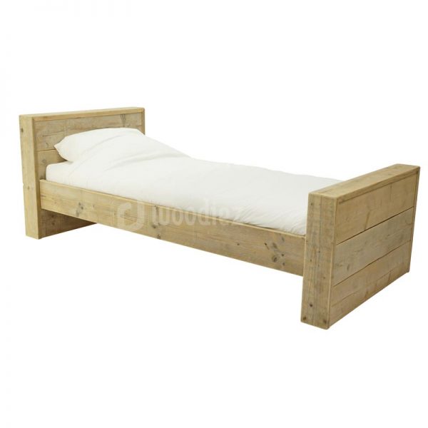 Robuust steigerhouten bed op maat eenpersoons bed tweepersoons bed