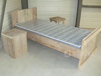 Steigerhouten eenpersoonsbed blokmodel met bijpassend nachtkastje maatwerk